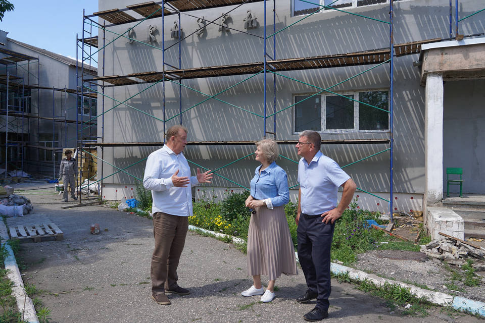 Во Фролово капремонт детсада и школы идет с опережением графика
