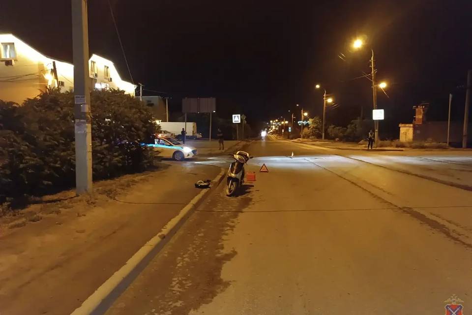 В Волгограде иномарка наехала на скутер, виновник ДТП скрылся