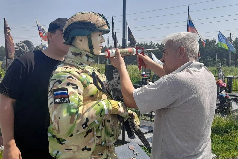 Отец погибшего бойца СВО напечатал памятник сыну на 3D-принтере