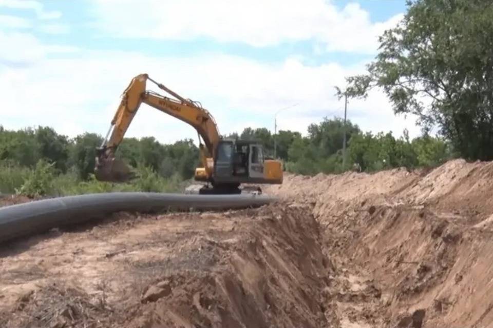 Траншеи для ремонта водопровода разрабатывают на юге Волгограда