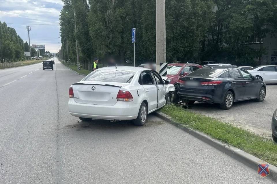 Пьяный водитель врезался в световую опору в Волгограде, пассажир умер в больнице
