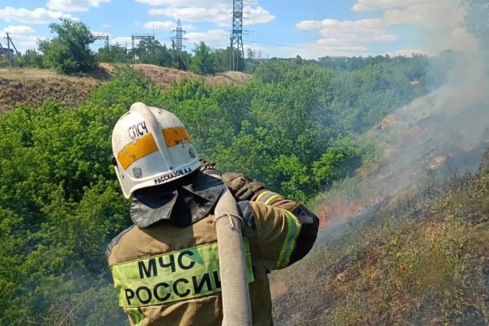 Возгорание сухой растительности ликвидировали на 150 квадратах в Волгограде