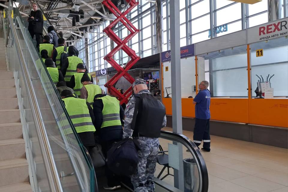 359 иностранцев выдворили волгоградские приставы из страны
