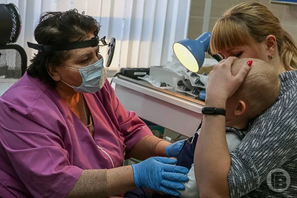 Как избавиться от серной пробки в ухе, рассказал врач Игорь Маневич