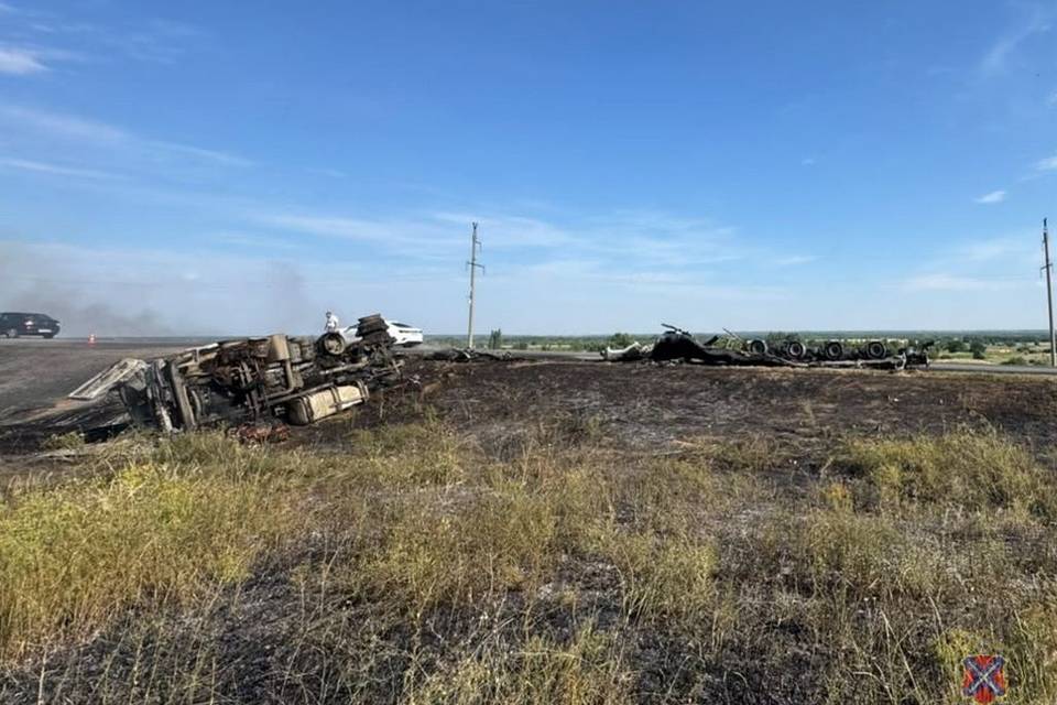 Рядом с Волгоградом фура опрокинулась и загорелась вместе с водителем