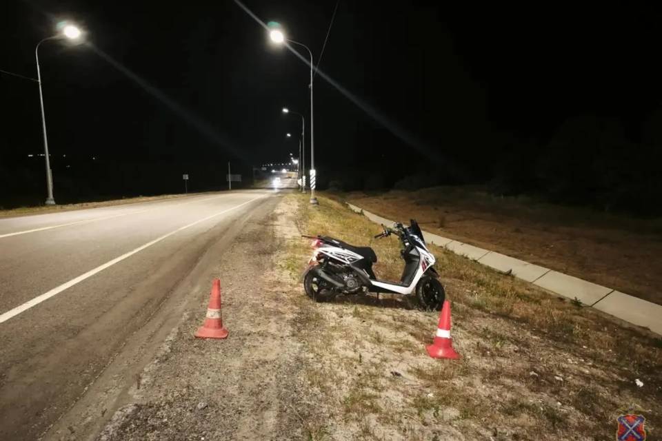 Скутерист наехал на отбойник и скончался на трассе под Волгоградом