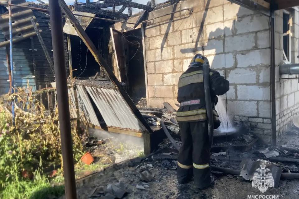 Дом на двух хозяев загорелся в Урюпинске