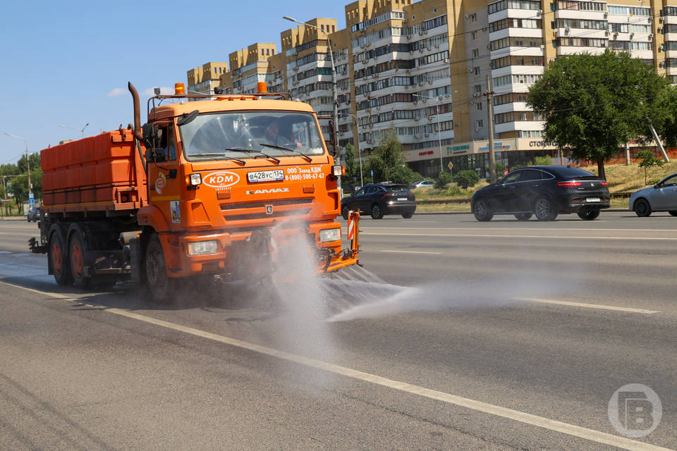 В Волгограде приступили к регулярному проливу дорог