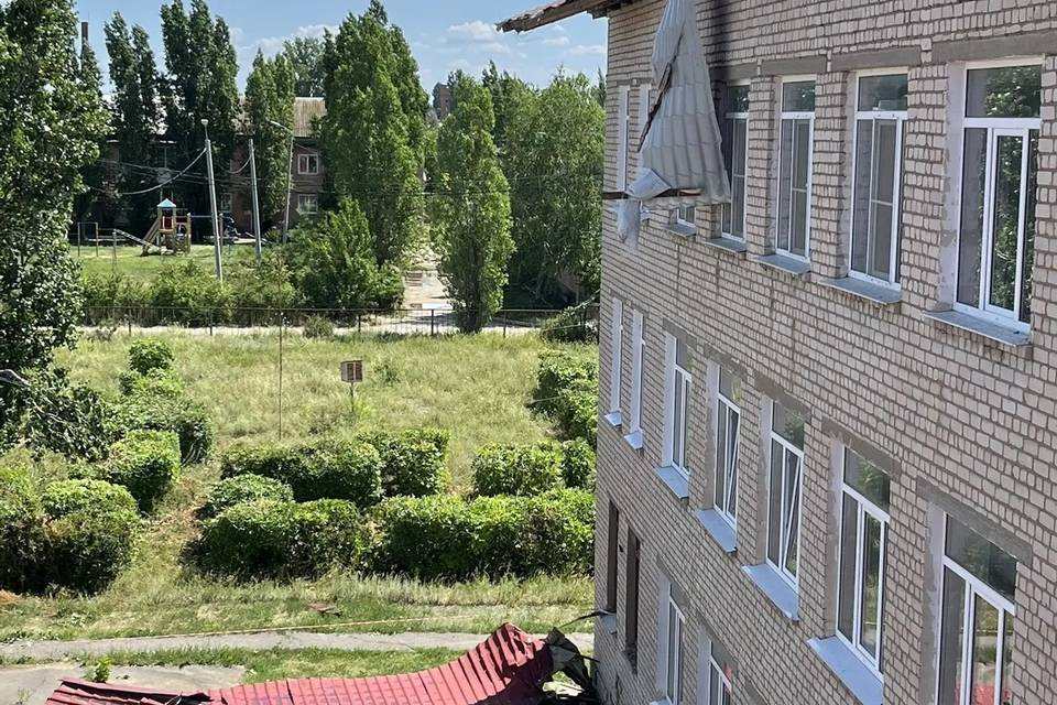 Ветер сорвал огромный фрагмент крыши со школы в Петровом Вале
