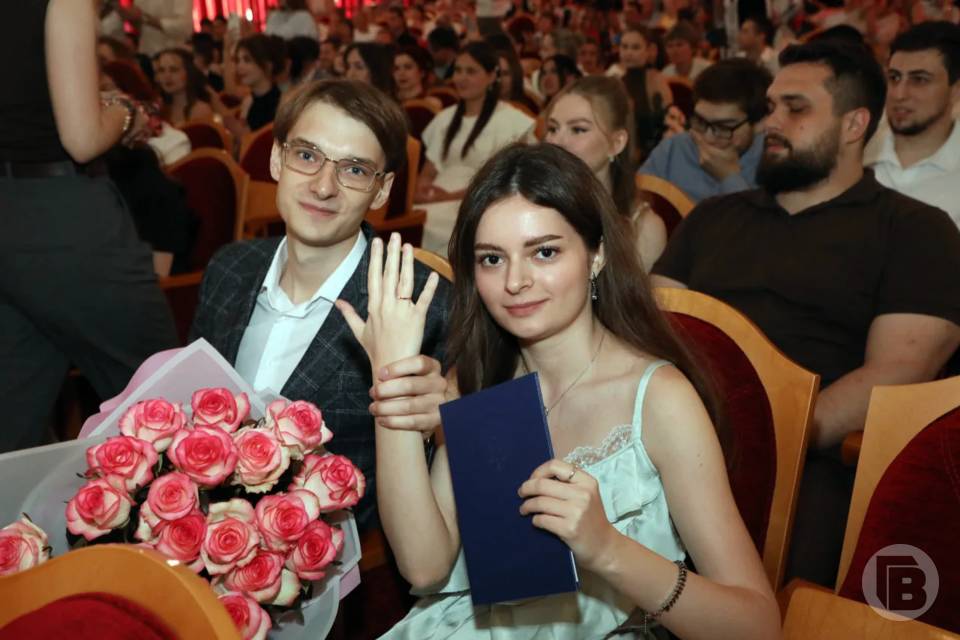 Ординатор сделал предложение выпускнице ВолгГМУ на вручении дипломов