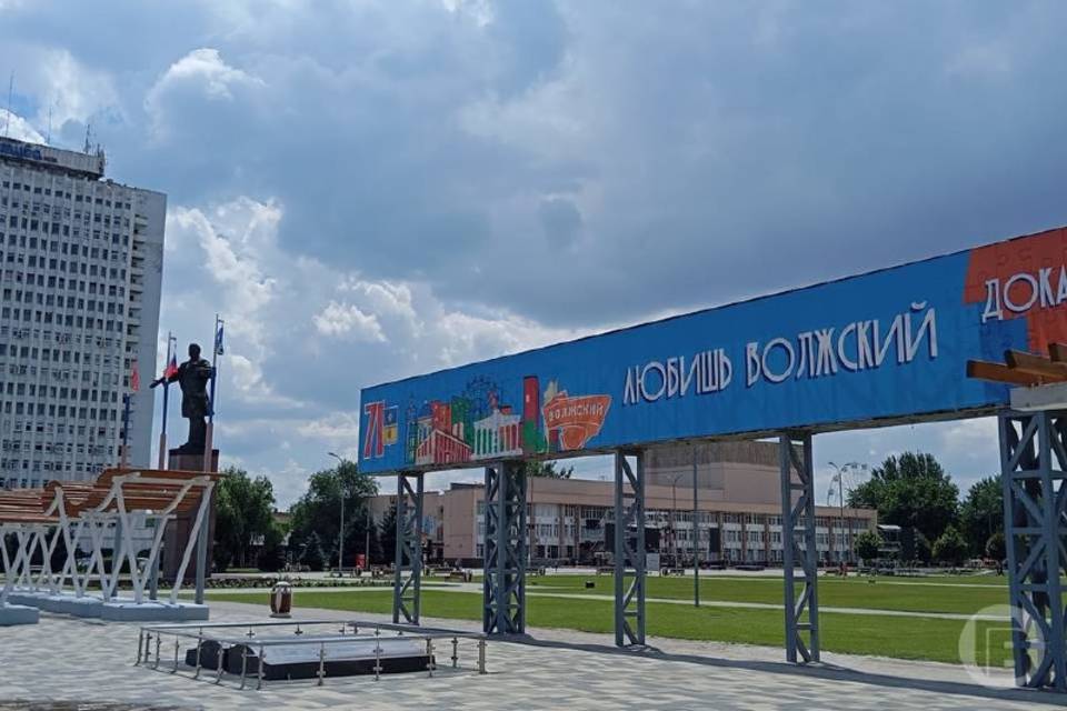 В Волжском водитель ВАЗ проехал на красный и врезался в столб