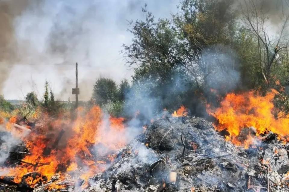 Гигантская свалка мусора загорелась в Волгограде