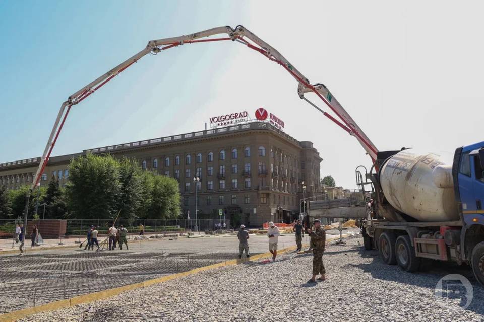 Видео: в Волгограде кипит работа на площади Павших Борцов