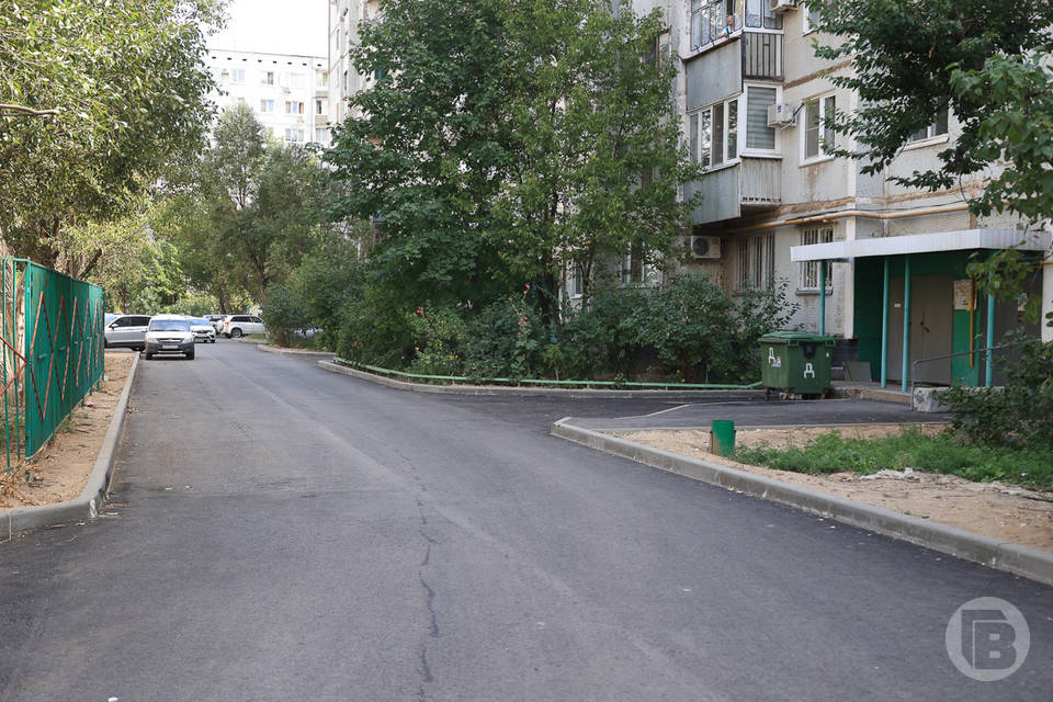 Дороги во дворах ремонтируют на юге Волгограда