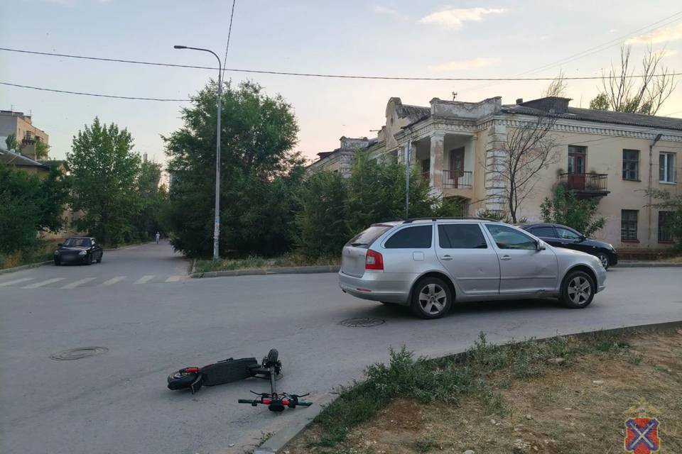 Ребенок на электросамокате устроил ДТП в Волгограде