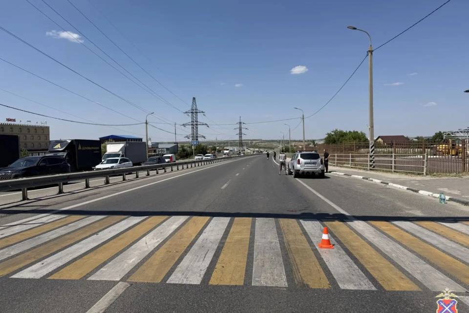 70-летний водитель Renault Duster наехал на двух мужчин в Волжском
