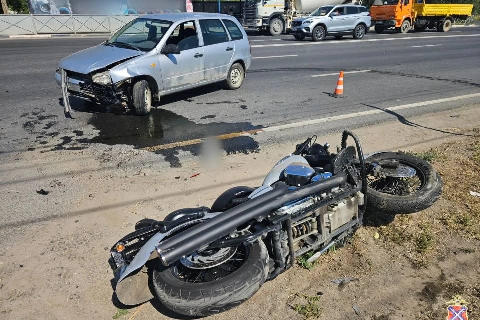 Мотоциклист пострадал при столкновении с легковушкой в Волжском