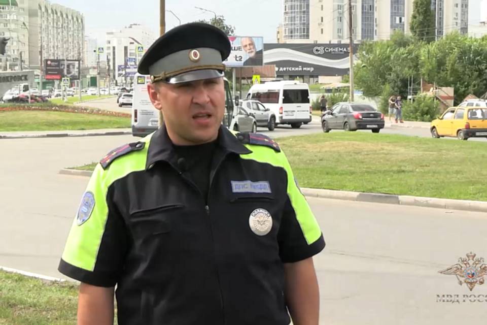 Сотрудник ГИБДД спас семимесячную девочку, запертую в автомобиле
