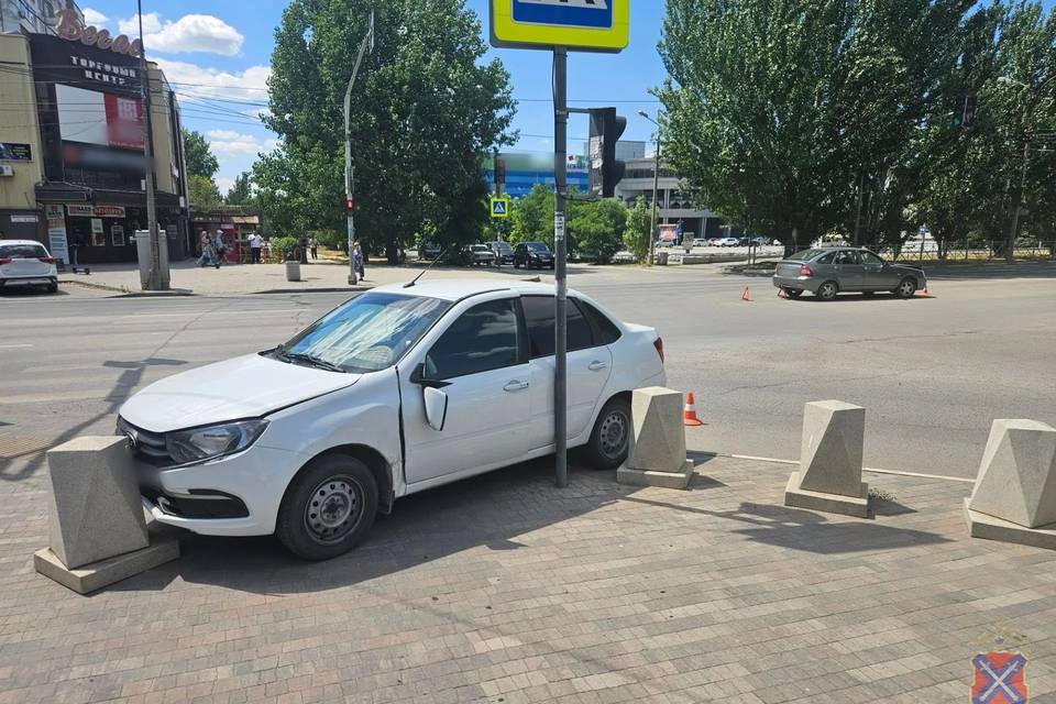 «Лада» сбила с ног 15-летнюю школьницу в Волжском