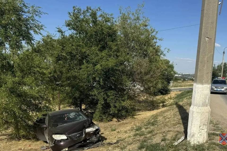 Водитель иномарки влетел в столб под Волгоградом