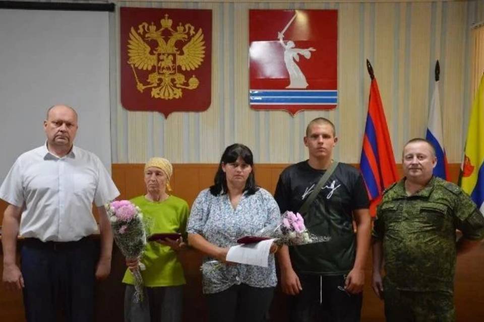 Под Волгоградом родным погибших героев СВО передали Ордена Мужества