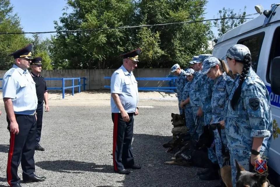 Генерал Кравченко проверил кавалерию и кинологов в Волгограде
