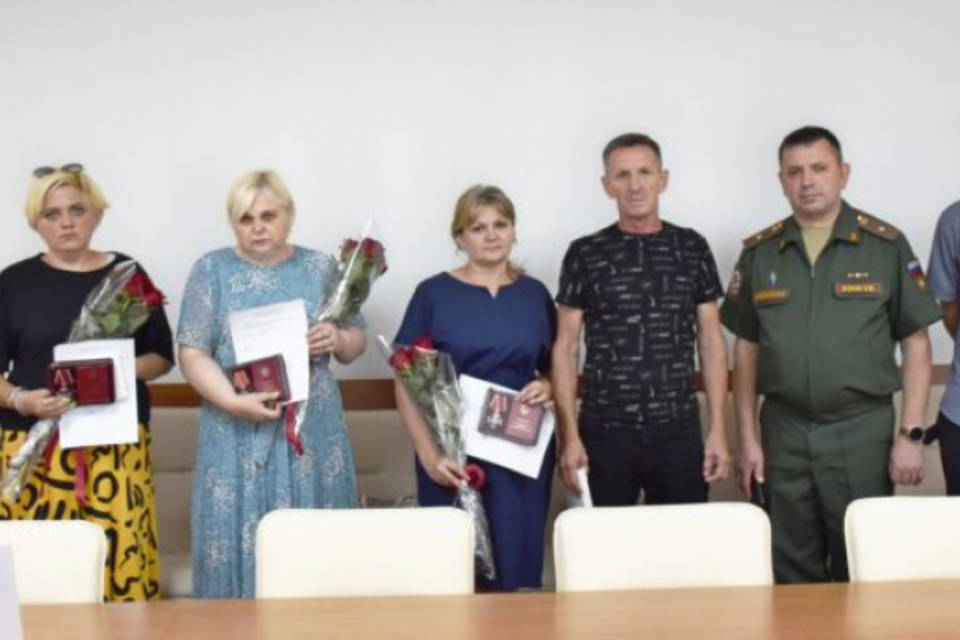 В Волгоградской области семьям погибших героев СВО передали награды