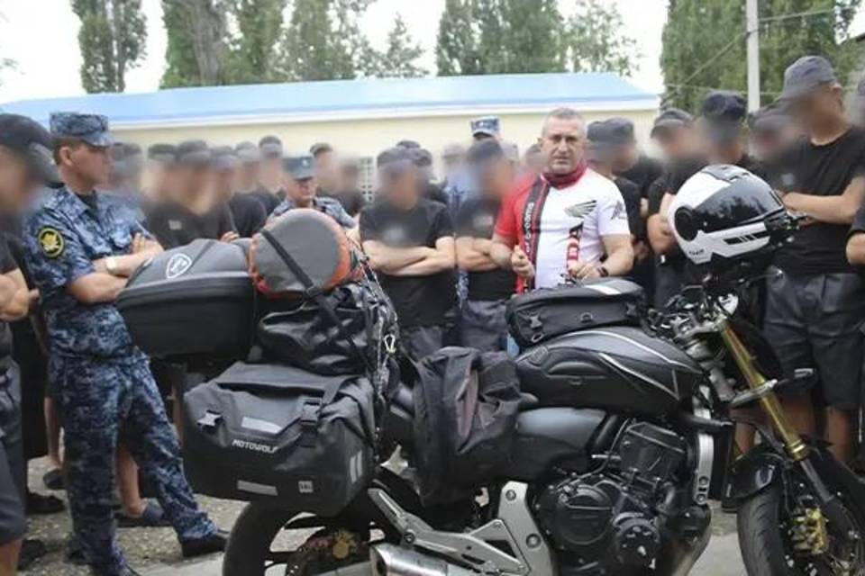 В воспитательную колонию под Волгоградом по пути в Биробиджан завернул мотоциклист