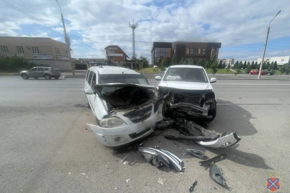 Один человек пострадал в лобовом ДТП в Волжском