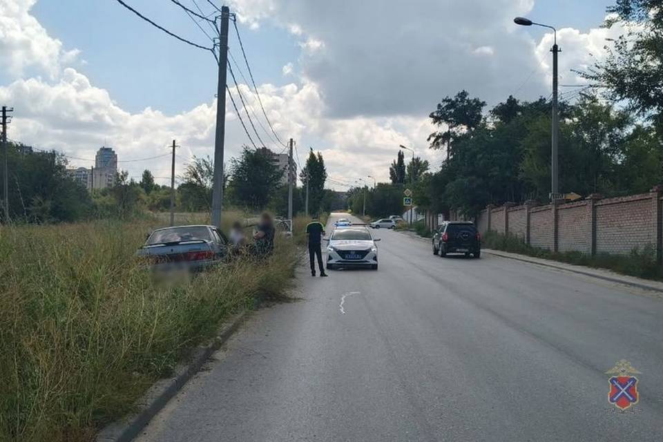 В Волгограде водитель въехал в столб и погиб