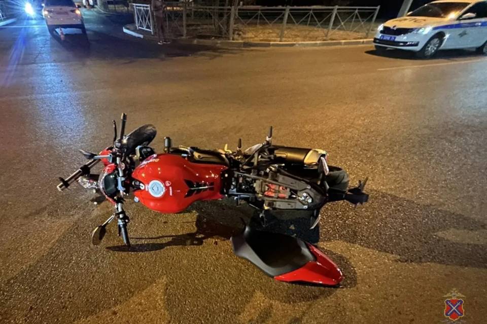 Hyundai Solaris и Ducati столкнулись в Волжском, мотоциклист пострадал