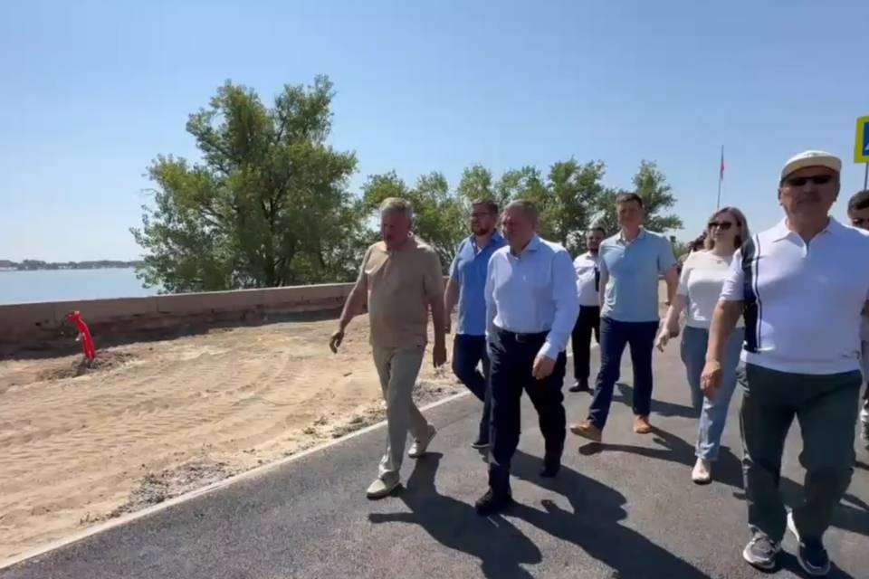 Губернатор и глава Волгограда проинспектировали благоустройство набережной