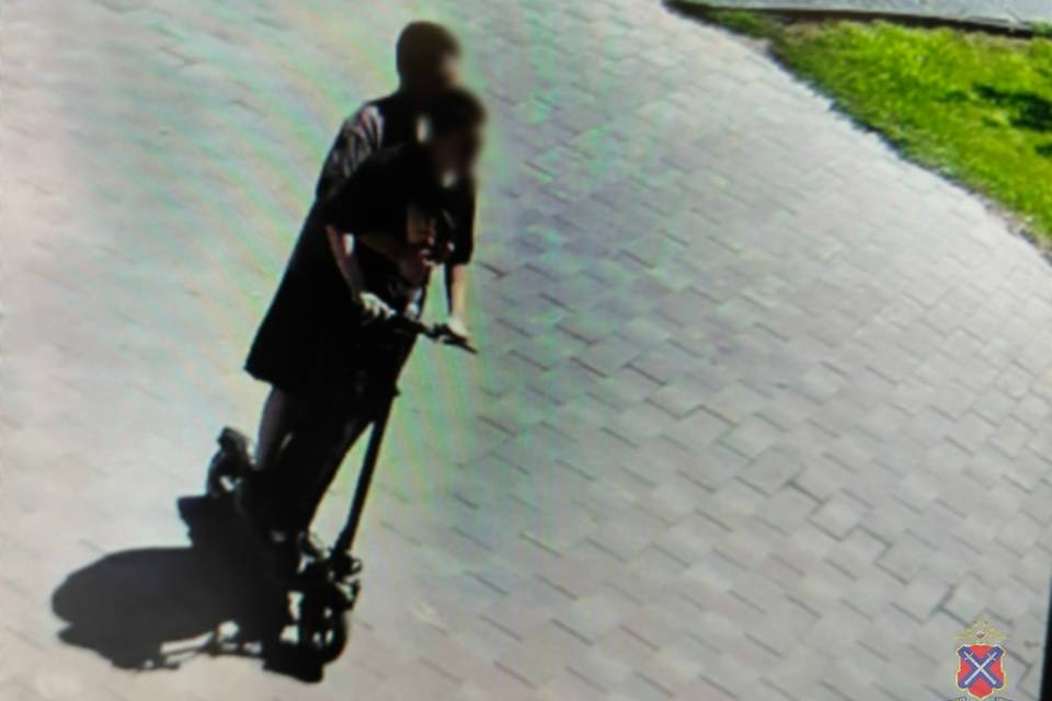 Инспекторы ГАИ ищут самокатчика, сбившего человека в Волгограде
