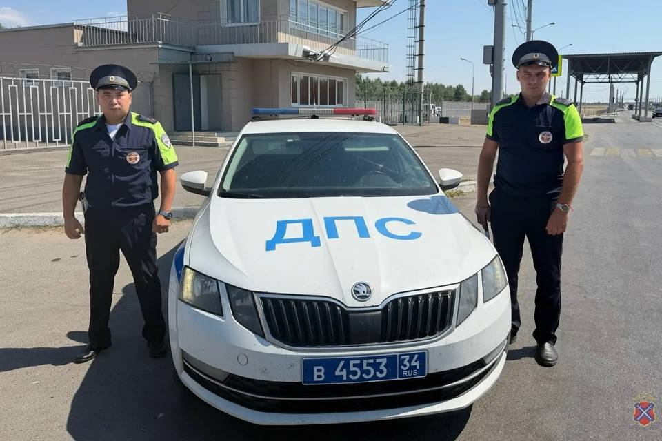 В Волгограде сотрудники ДПС помогли водителю с обострившимся заболеванием