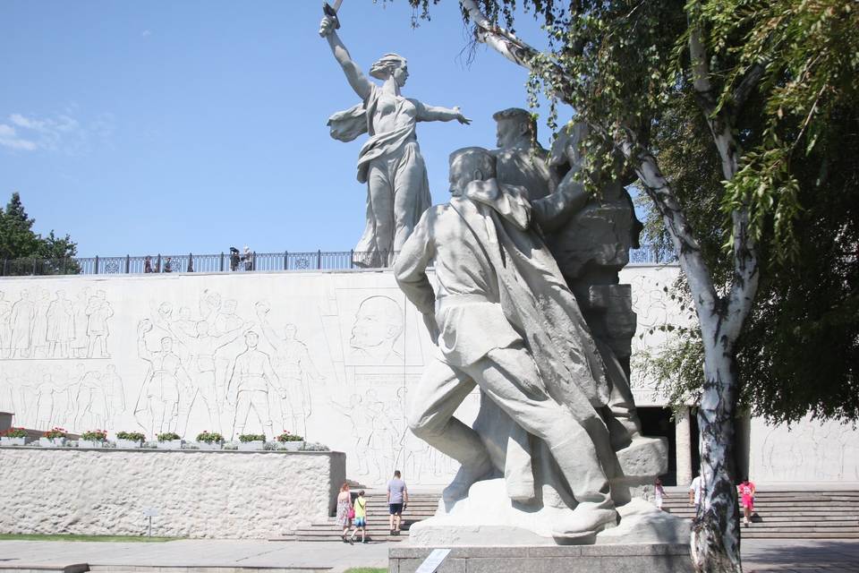 Скульптуре на Мамаевом кургане вернули белый цвет