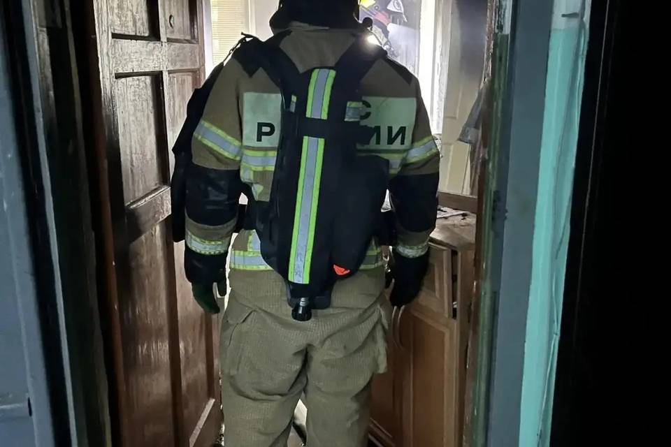 Восемь человек эвакуировали из горящей многоэтажки в Волгограде