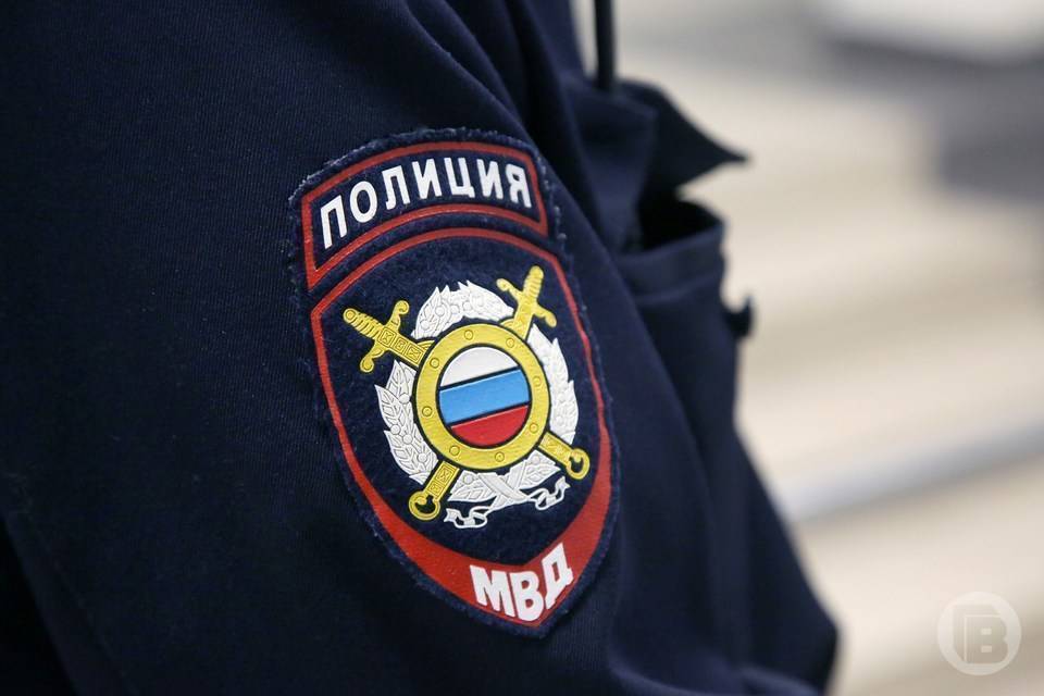 Женщина похитила два телефона и банковскую карту у знакомого под Волгоградом