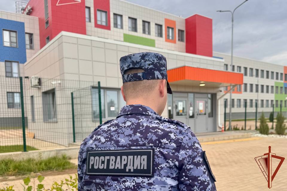 Росгвардейцы проверяют школы перед 1 сентября в Волгограде