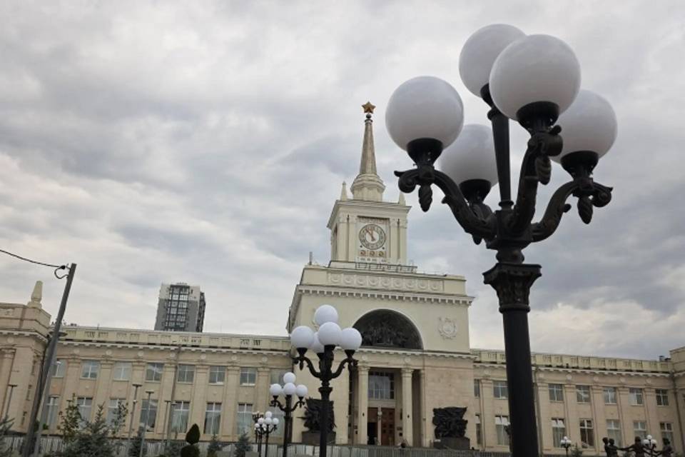 Фонари в стиле сталинского ампира появились на Привокзальной площади в Волгограде