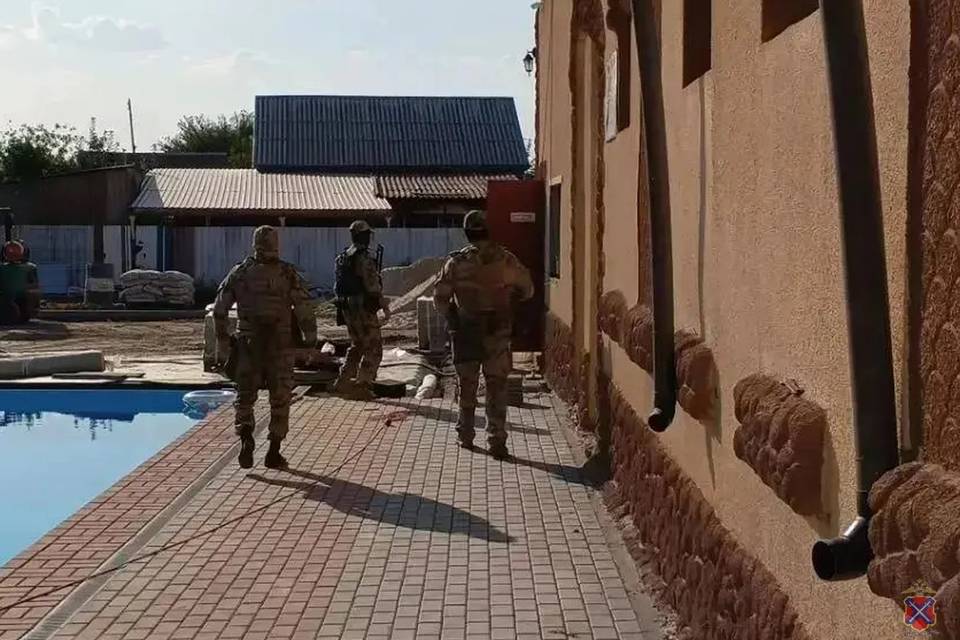 Под Волгоградом силовики в масках нагрянули в Октябрьском район
