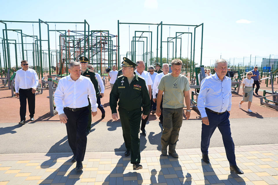Волгоградский губернатор познакомил замминистра обороны с «Юным ястребом»