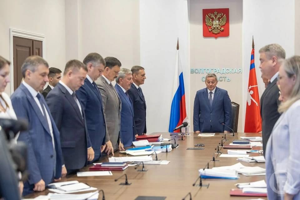 Андрей Бочаров почтил минутой молчания память омбудсмена Валерия Ростовщикова