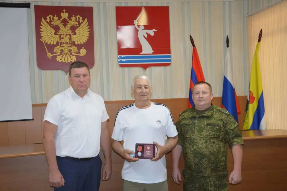 Отцу погибшего на СВО передали госнаграду под Волгоградом