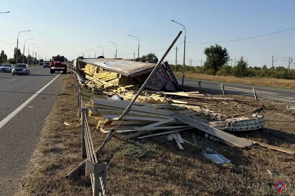 Фура с досками завалилась в кювет под Волгоградом