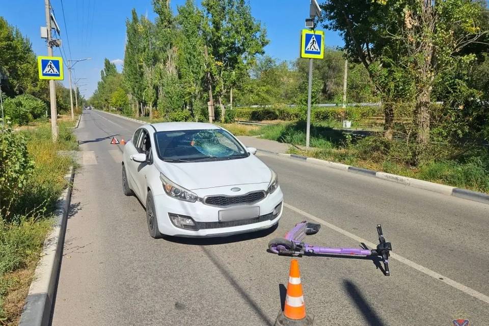 В Волжском иномарка сбила подростка на электросамокате