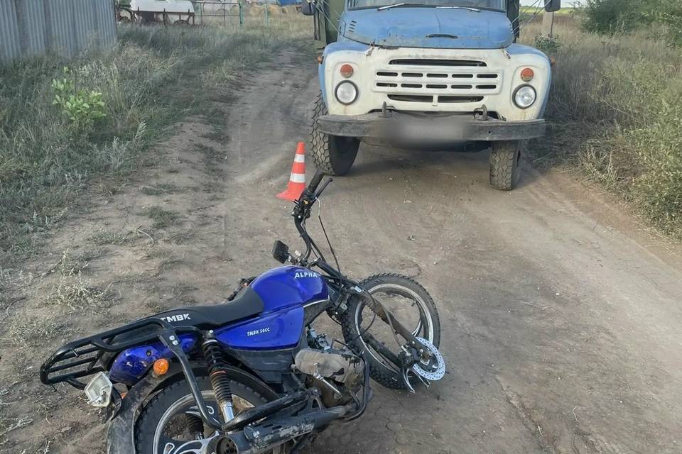Подросток на мопеде попал под колеса ЗИЛа под Волгоградом