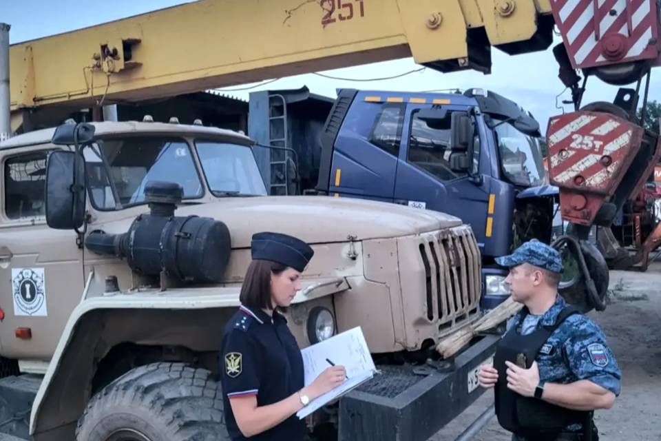 Автокран и иномарки арестовали приставы в Волгограде