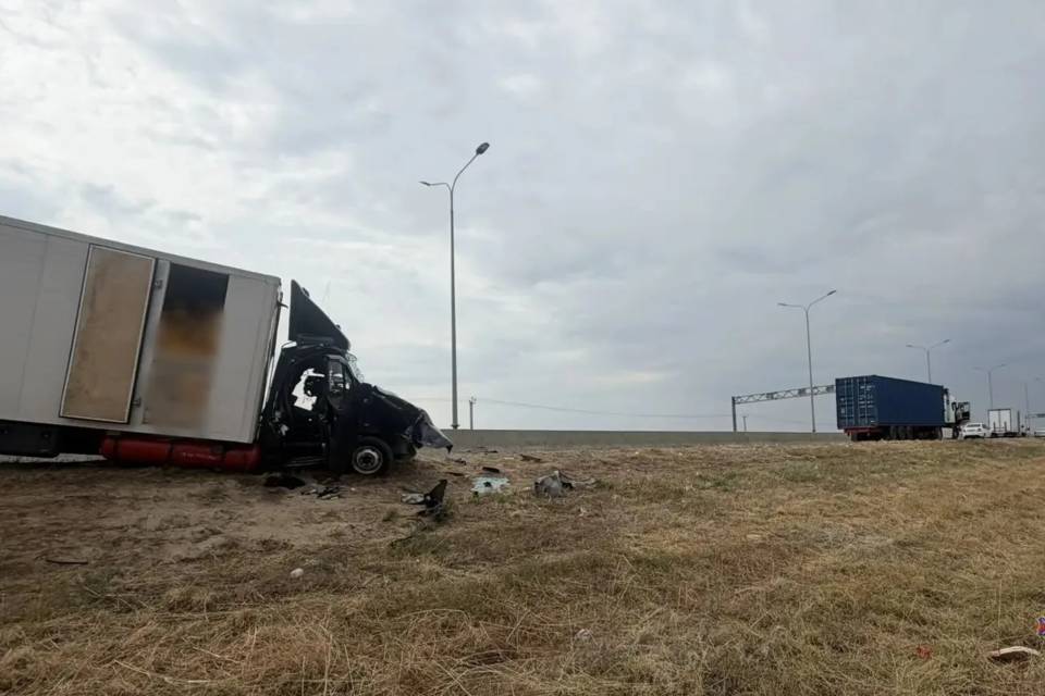 ГАЗ и Scania столкнулись на трассе под Волгоградом, один человек погиб