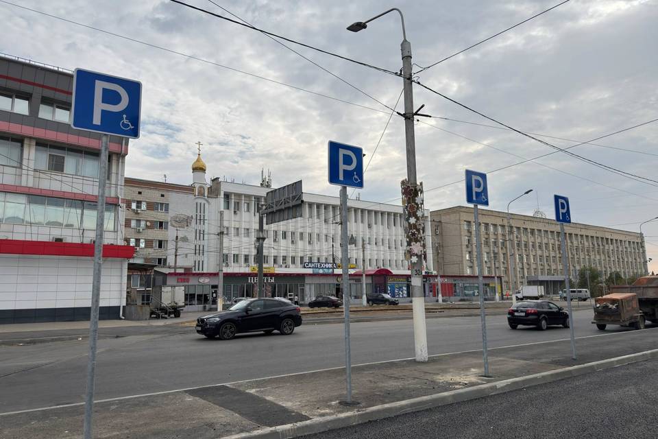 Дорожное покрытие и тротуары обновляют на 7-й Гвардейской в Волгограде