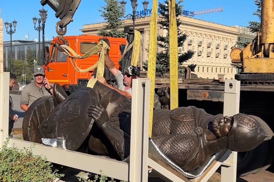 Волгоградцам показали установку скульптуры Александра Невского